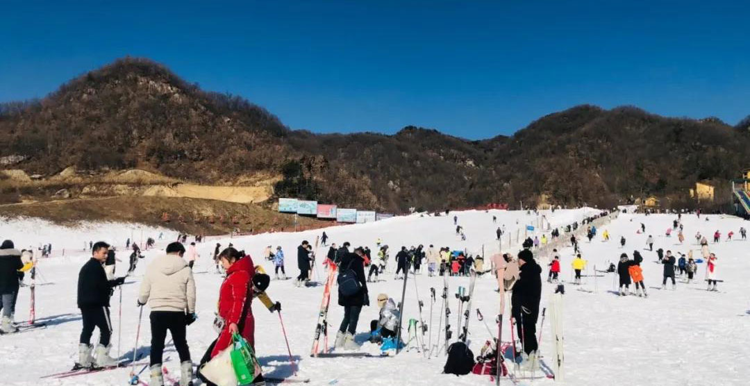 业主们，速度！速度！万家物业喊你领滑雪门票啦！