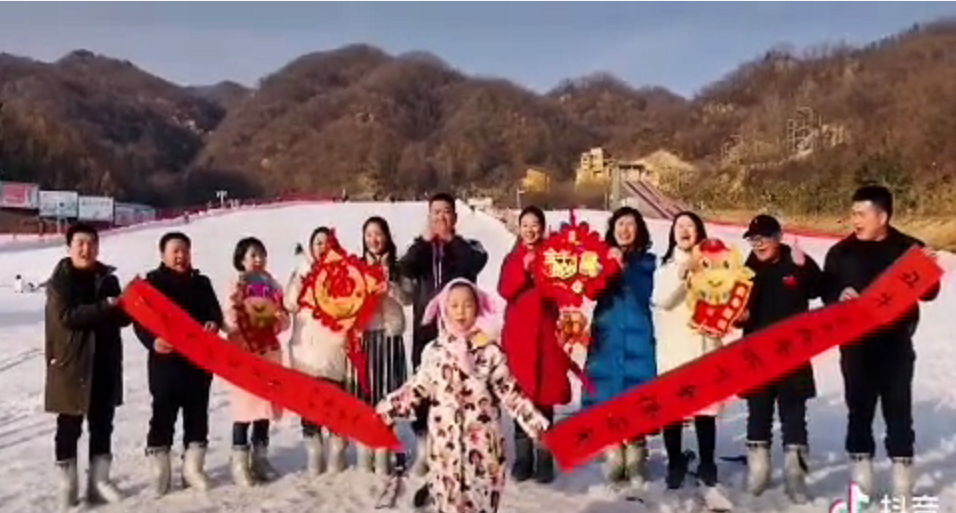 视频：滑雪场送新年祝福